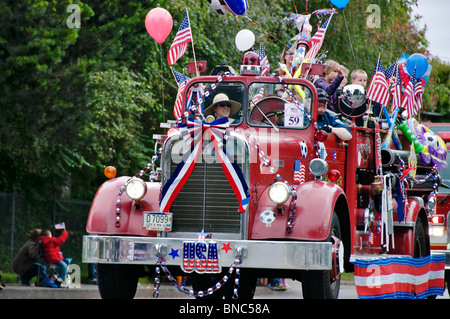 Ein Feuerwehrauto dekoriert für den 4. Juli Parade auf der Straße in Tumwater, Washington für eine jährliche Familienfest bewegt. Stockfoto