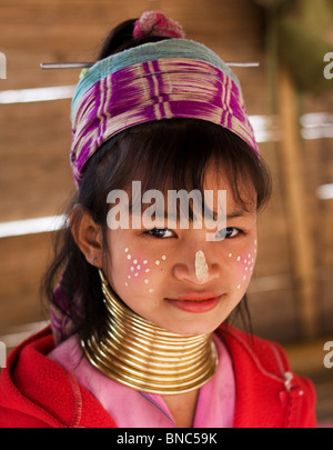 Junges Mädchen aus der Padaung Langhals Bergstämme mit traditionellen Gesicht Markierungen, Tha Ton, Provinz Chiang Mai, Thailand Stockfoto