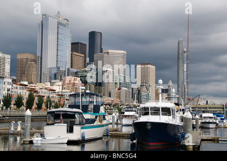 Blick auf Boote in der Bell Harbor Marina mit der Skyline von Seattle, Washington in den Hintergrund. Stockfoto