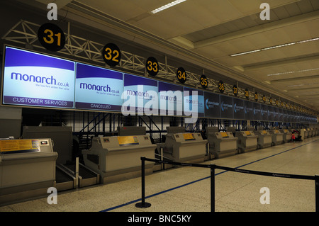 Leere Check-in Schalter am Flughafen Manchester Flughafen wurde geschlossen wegen der Vulkanasche-Wolke. Stockfoto