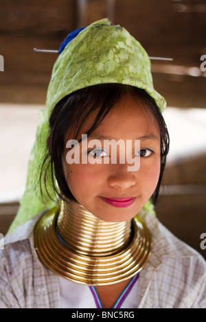 Junge Frau vom Stamm Padaung-Langhals-Hügel in der Nähe von Tha Ton, Provinz Chiang Mai, Thailand Stockfoto