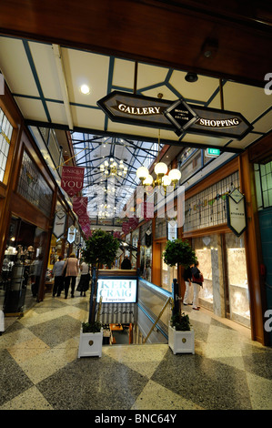 Das Innere des eleganten Brisbane Arcade, Brisbane, Queensland, Australien. Es wurde 1923 eröffnet. Stockfoto