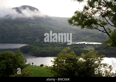 Nebel auf den Hügeln neben Lough Caragh, Co. Kerry, Irland Stockfoto