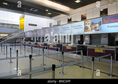 Leere Check-in Schalter am Flughafen Manchester Flughafen wurde geschlossen wegen der Vulkanasche-Wolke. Stockfoto