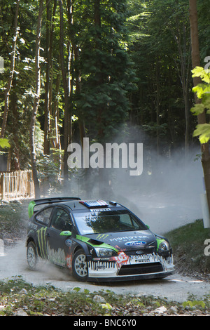 2010 Ford Focus RS WRC (World Rally Car) angetrieben von Ken Block schleudern um die kalkhaltigen Schiene beim Goodwood Festival of Speed 2010 Stockfoto