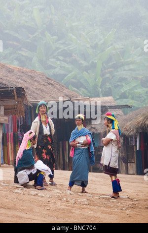 Vier Frauen aus der Padaung Langhals Bergstämme im Gespräch mit einander in einem Dorf in der Nähe von Tha Ton, Provinz Chiang Mai, Thailand Stockfoto