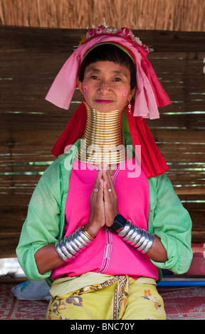 Frau vom Stamm Padaung-Langhals-Hügel mit bunten Kleid in der Nähe von Tha Ton, Provinz Chiang Mai, Thailand Stockfoto