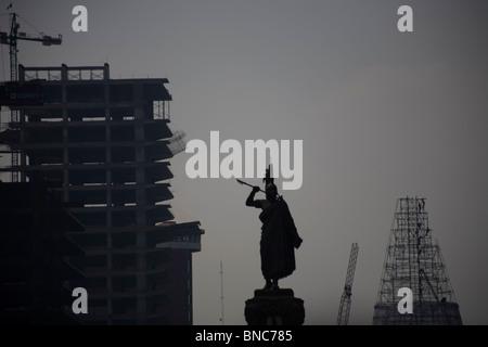 Smog deckt die Statue von Cuauhtemoc in der Paseo De La Reforma Avenue, in Mexiko-Stadt, 25. November 2009. Stockfoto