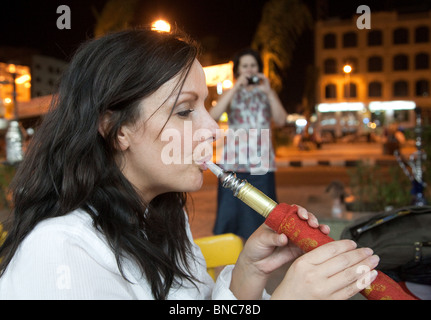 Ägypten Tourist; eine Frau, die Shisha-Pfeife raucht; oder Hookah-Pfeife, Assuan, Oberägypten Afrika Stockfoto