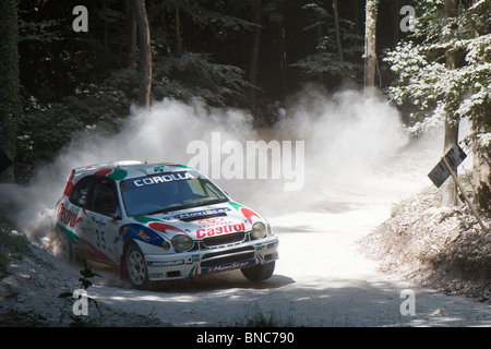 Toyota Corolla WRC (World Rally Car) 1998 Modell einer staubigen Biegung auf der Waldbühne Rally Goodwood FoS 2010 weit Verrutschen Stockfoto