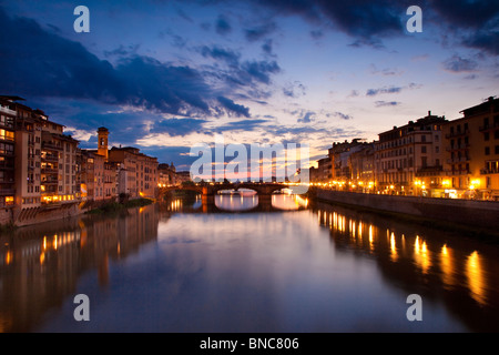 Dämmerung entlang des Flusses Arno in Florenz Toskana Italien Stockfoto