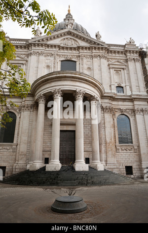 Nordeingang zur St. Pauls Cathedral. Die grünen Nordtür in St. Pauls hat ein kleines WWII Denkmal im Innenhof. Stockfoto