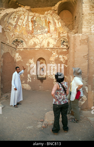 Koptische Christentum Ägypten; Touristen auf einer geführten Tour des 7. Jahrhunderts koptischen Kloster des Hl. Simeon, in der Nähe von Aswan, Ägypten Stockfoto