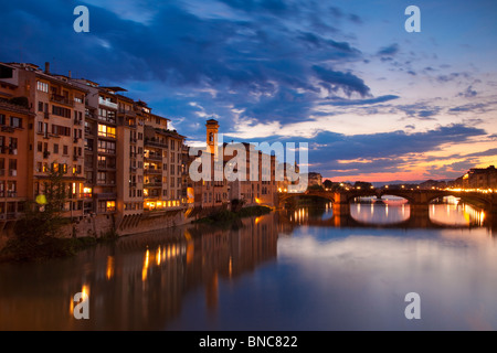 Dämmerung entlang des Flusses Arno in Florenz Toskana Italien Stockfoto