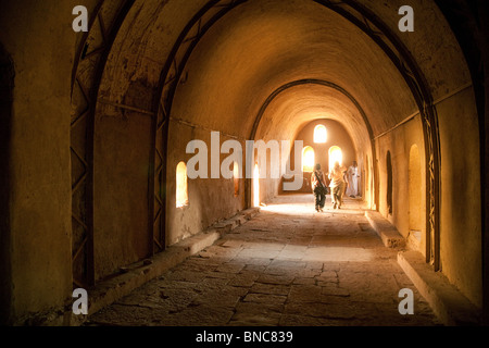 Touristen auf eine geführte Tour durch das 7. Jahrhundert koptische Kloster von St. Simeon, in der Nähe von Assuan, Oberägypten Stockfoto