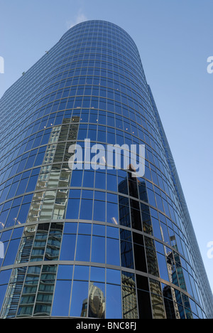 Fairmont Hotel Glasturm reflektieren umliegende Gebäuden in der Innenstadt von Vancouver Stockfoto