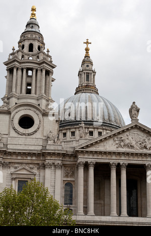 Einzelheiten über die Kuppel und ein Turm der St. Pauls-London. Der Haupteingang, Dom und Turm der St. Pauls Cathedral Stockfoto