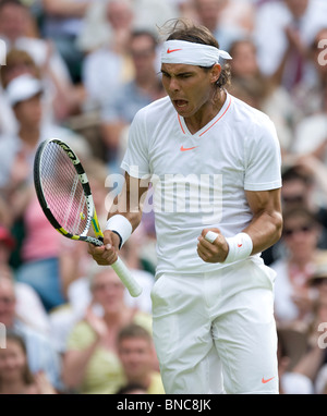 Rafael Nadal (ESP) feiert während Wimbledon Tennis Championships 2010 Stockfoto