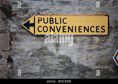 Öffentliche Toiletten Richtungsanzeiger. Eine gelbe Straßenschild, Menschen zu den öffentlichen Toiletten in Port Isaac. Stockfoto