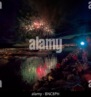 Feuerwerk über Jökulsárlón Glacial Lagune, Island Stockfoto