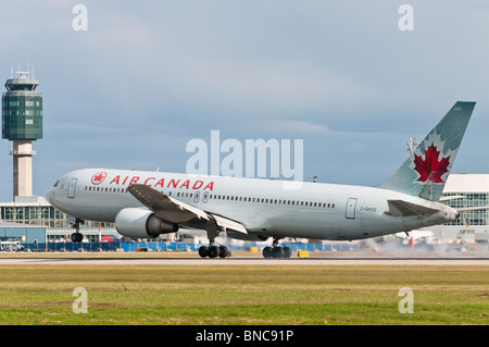 Ein Air Canada Boeing 767-300ER Commercial Jet Flugzeug landet auf dem Flughafen Vancouver International Airport. Stockfoto