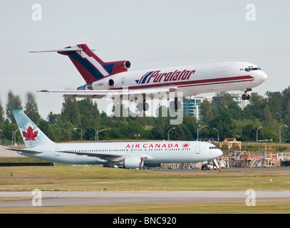 Kelowna Flightcraft Air Charter Ltd Boeing 727 Ladung Jet Purolator Courier Livree landet auf dem Flughafen von Vancouver, Kanada. Stockfoto