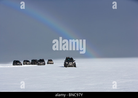 Jeep-Tour mit Regenbogen am Langjökull Eiskappe, Island Stockfoto