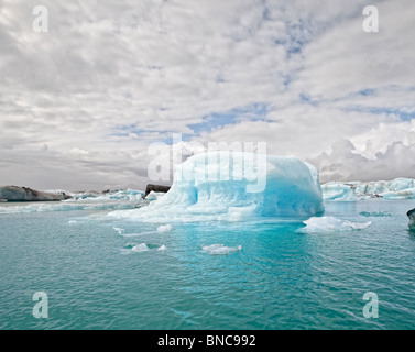 Eisberge in der Gletscherlagune Jökulsárlón, Breidamerkurjokull Gletscher, Vatnajökull-Eiskappe, Ost-Island schweben Stockfoto