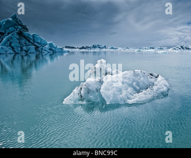 Eisberge in der Gletscherlagune Jökulsárlón, Breidamerkurjokull Gletscher, Vatnajökull-Eiskappe, Ost-Island schweben Stockfoto