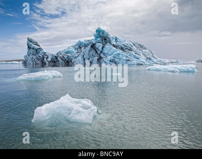 Eisberge in der Gletscherlagune Jökulsárlón, Breidamerkurjokull Gletscher, Vatnajökull-Eiskappe, Ost-Island schweben Stockfoto