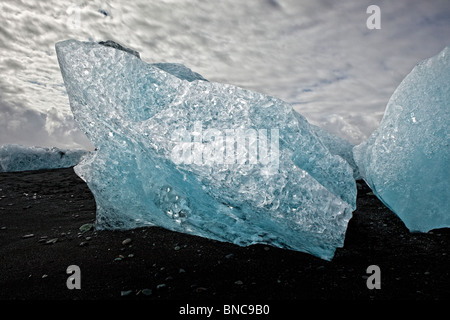 Eis-Formationen am schwarzen Sandstrand von Breidamerkurjokull Gletscher, Vatnajökull-Eiskappe, Island Stockfoto