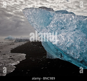 Eis-Formationen am schwarzen Sandstrand von Breidamerkurjokull Gletscher, Vatnajökull-Eiskappe, Island Stockfoto