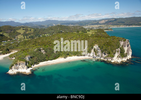 Lonely Bay and Shakespeare Cliff, Coromandel Peninsula, North Island, Neuseeland - Antenne Stockfoto