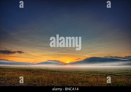 Sonnenuntergang und niedrigen Nebel am Ljosufjoll Vulkan in Snaefellsnes Halbinsel, Island Stockfoto