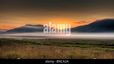 Sonnenuntergang und niedrigen Nebel am Ljosufjoll Vulkan in Snaefellsnes Halbinsel, Island Stockfoto