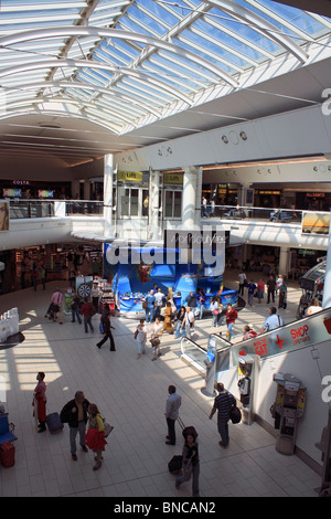 Duty free shopping am Flughafen Gatwick south terminal. West Sussex, England, UK. Stockfoto