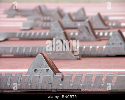 Closeup Aufnahme von Startblöcken auf Rennstrecke Stockfoto