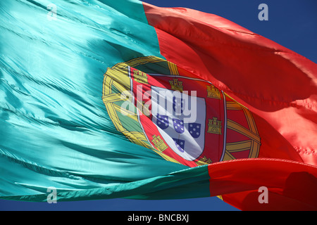 Portugiesische Flagge gegen blauen Himmel Stockfoto