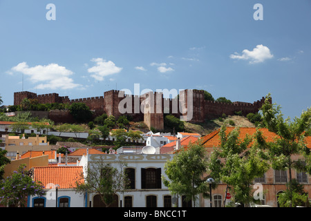 Stadt Silves mit seiner alten Burg erbaut zwischen dem 8. und dem 13. Jahrhundert n. Chr., Algarve Portugal Stockfoto