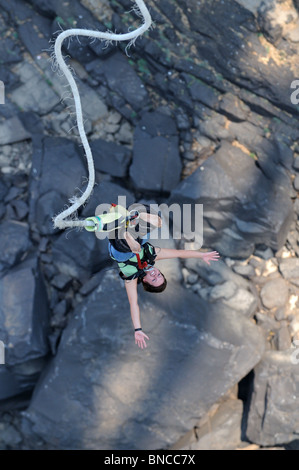 Bungee-Jumping von Victoria Falls Bridge, Sambia Stockfoto