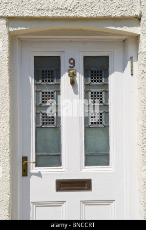 Nr. 9 weiße Eingangstür des Hauses in Hay-on-Wye Powys Wales UK Stockfoto