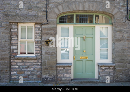 Nr. 14 ehemalige Remise mit grünen Haustür in Hay-on-Wye Powys Wales UK Stockfoto