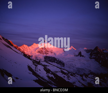 Schweizer Alpen Glühen von untergehende Sonne auf Berge und Gletscher Stockfoto