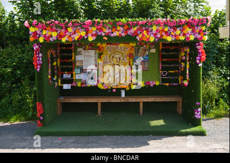 Bunt geschmückten Wartehalle außerhalb Hay Festival 2010-Website bei Hay-on-Wye Powys Wales UK Stockfoto