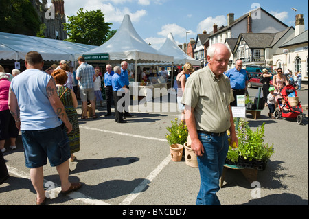 Menschen genießen das Heu Food Festival auf dem Marktplatz in Hay-on-Wye Powys Wales UK Stockfoto