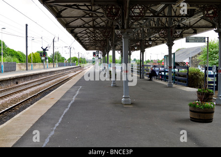 Morpeth Bahnhof. Ein Passagier sitzt auf einer Bank auf der leeren Plattform einen Zug warten. Stockfoto