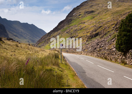 Großbritannien, Wales, Snowdonia, Pen-y-Pass, Straße nach Llanberis unter Snowdon Stockfoto