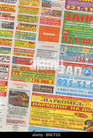 Russische Anzeigen in Gratiszeitung (vertikale Serie in hoher Auflösung) Stockfoto
