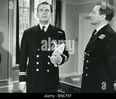 UP THE CREEK 1958 Byron Film mit David Tomlinson auf der linken Seite Stockfoto