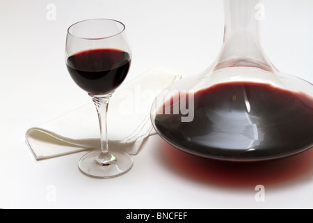 Dekanter und ein Glas Rotwein Stockfoto